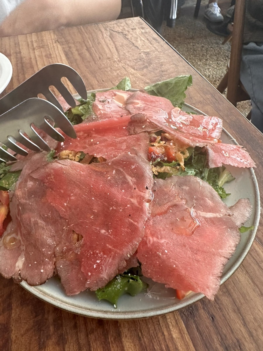 hyunikkini는 식전빵 후기를 보면 충격적이라고, 빵부터 맛있는 맛집이라고 적었습니다. 버터 바른 바게트와, 로스트비프가 가득한 비프 샐러드가 담겼습니다.