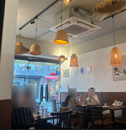 dbswn1212는 제일 기억에 남았던 메뉴가 뇨끼였다고 적었습니다. 라탄 전등이 늘어진 실내와, 치즈를 듬뿍 뿌린 뇨끼 접시가 담겼습니다.