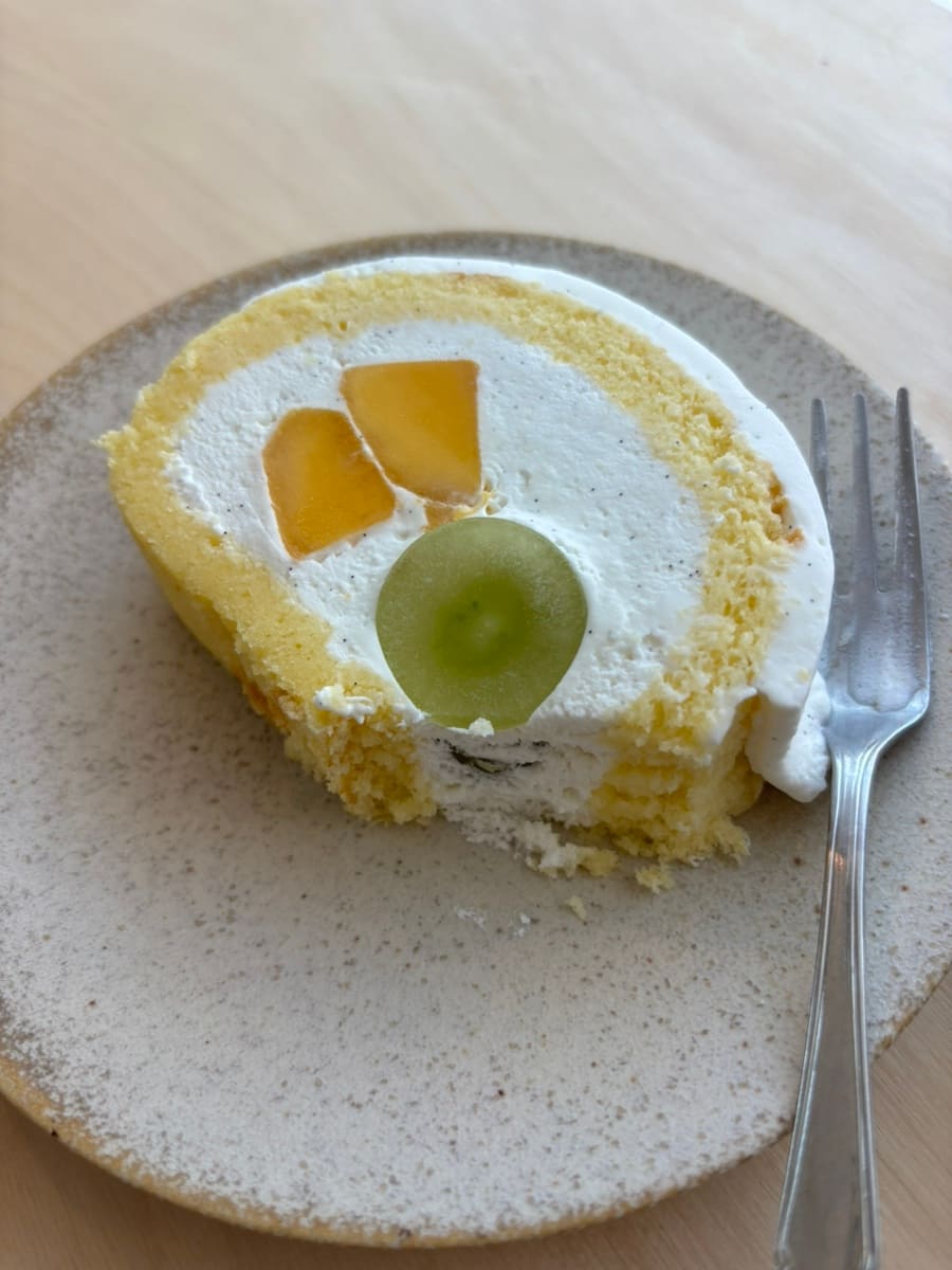 bbosongsnuna는 상큼한 요거트 생크림 맛을 처음 먹어봤는데 같이 든 과일과 잘 어울려 살짝 비싼 편임에도 안 먹었으면 후회할 뻔했다고 적었습니다.