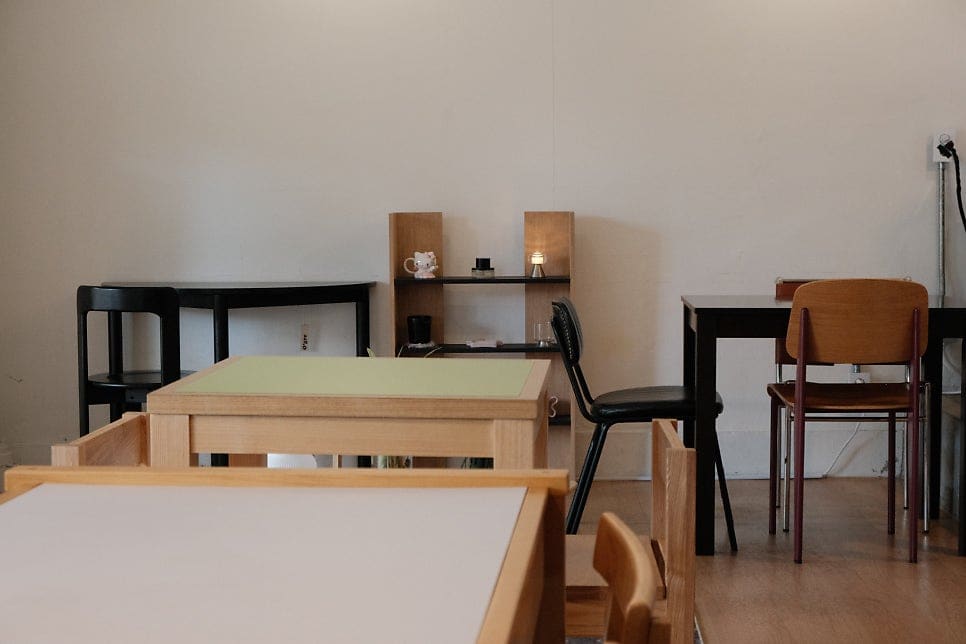 alsghyaho는 화이트 벽과 밝은 원목 가구가 중심인 안쪽이 낮 햇살 드는 창가와 검은 가죽 소파로 또 다른 분위기를 만든다고 적었습니다.