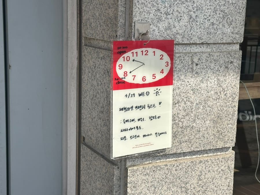 19qpalzm은 제철 과일이 잔뜩 올라간 달콤하고 촉촉한 프렌치토스트와 시원한 토마토 그라니따가 정말 맛있었다고 적었습니다.