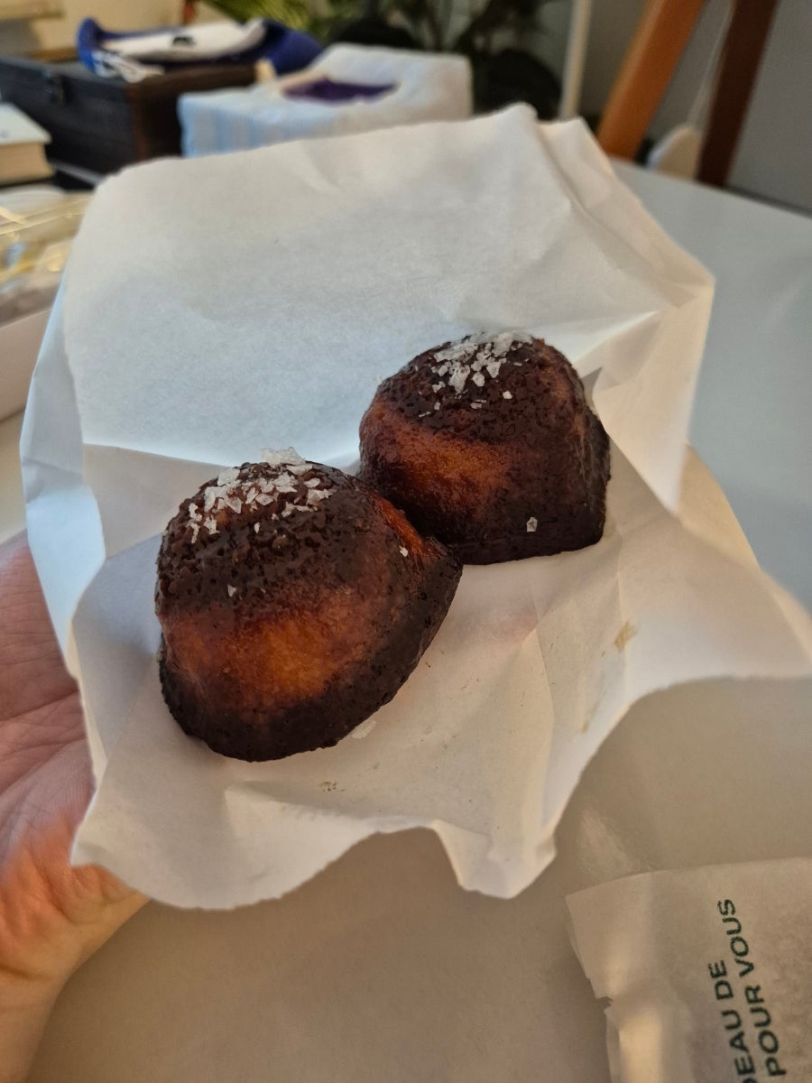 eksql6329는 여러 빵집을 다녀봤지만 버터떡 맛있는 곳이 없어서 빵 후기를 거의 남긴 적이 없었는데, 이 집 버터떡은 꼭 먹어보라고 적었습니다.