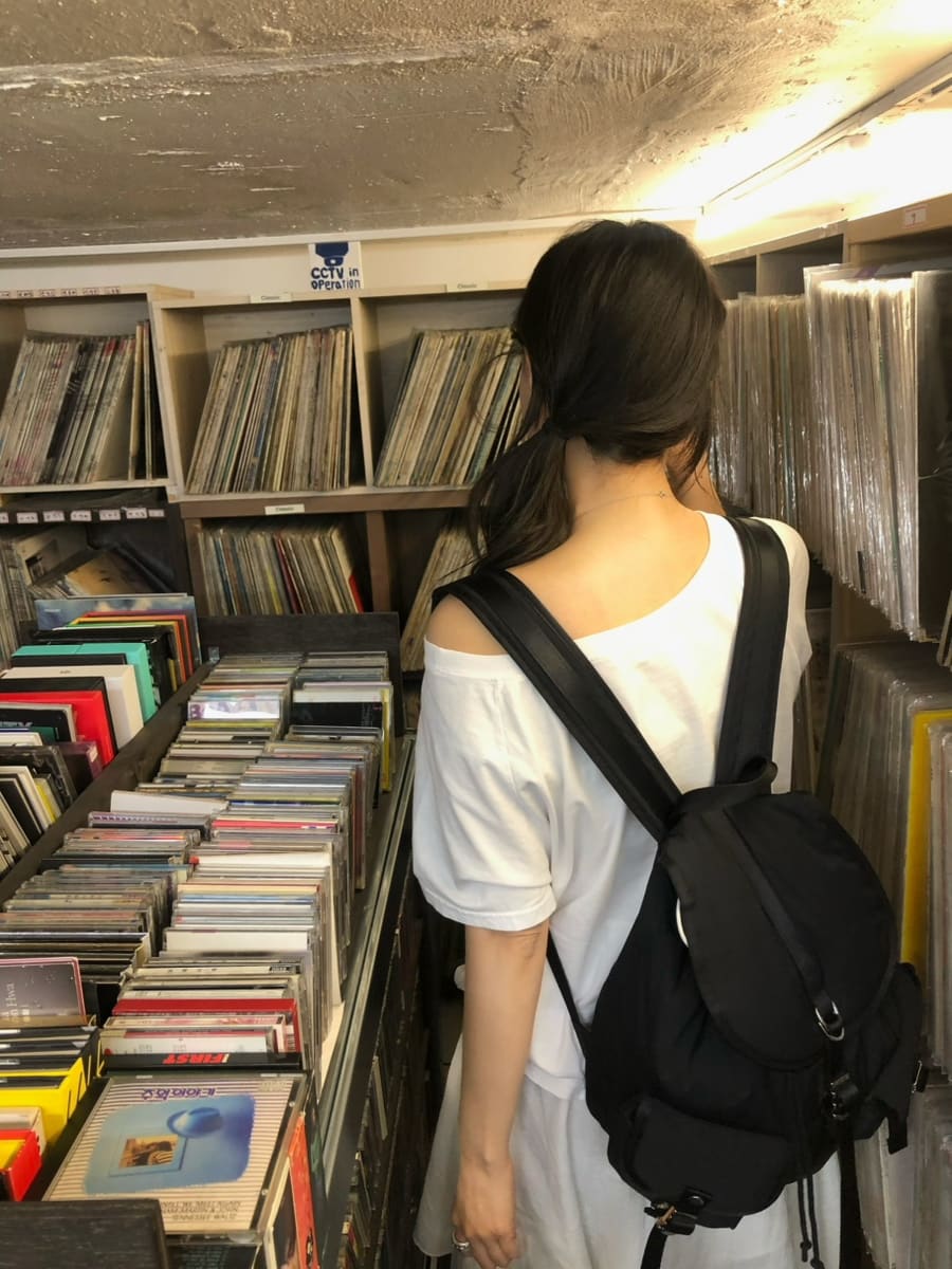 inusnim은 lp에 대해 잘 알진 못하지만 이 감성을 좋아해서 구경하는 걸 즐긴다고, 나중에 턴테이블을 놓고 LP를 들으며 여유를 부리고 싶은 로망이 있다고 적었습니다.