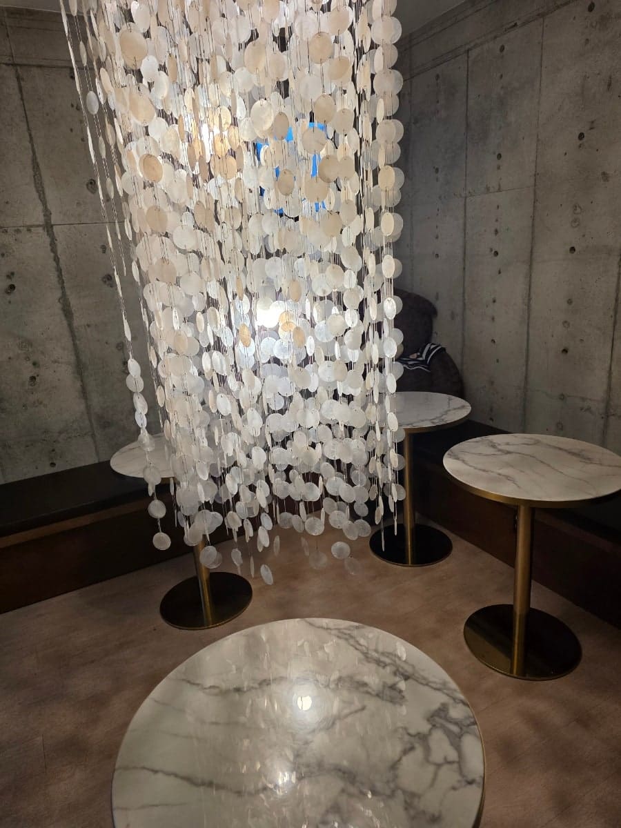 dhflswl02는 공간마다 분위기가 조금씩 달라 여기도 같은 카페 맞나 싶었다고 하면서, 음료 값은 조금 있는 편이어도 맛은 준수했다고 남겼습니다.