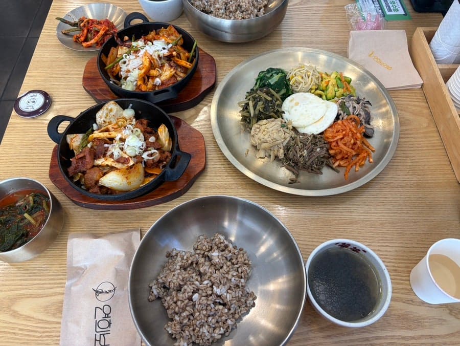 anniemorae는 정갈한 한식이 생각나는 날, 부모님과 함께 올 식당을 찾는 사람에게도 권할 만하다고 적었습니다. 고추장갈비와 군산식 오징어볶음을 한 상씩 시켰고,