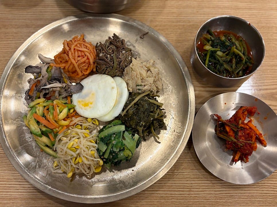 wonsong_는 상이 나오자마자 놀랐다고 적었습니다. 절에 초대받은 것 같은데 나물로만 이렇게 푸짐하냐고, 제철나물까지 여덟 가지에 무한리필이라고요.