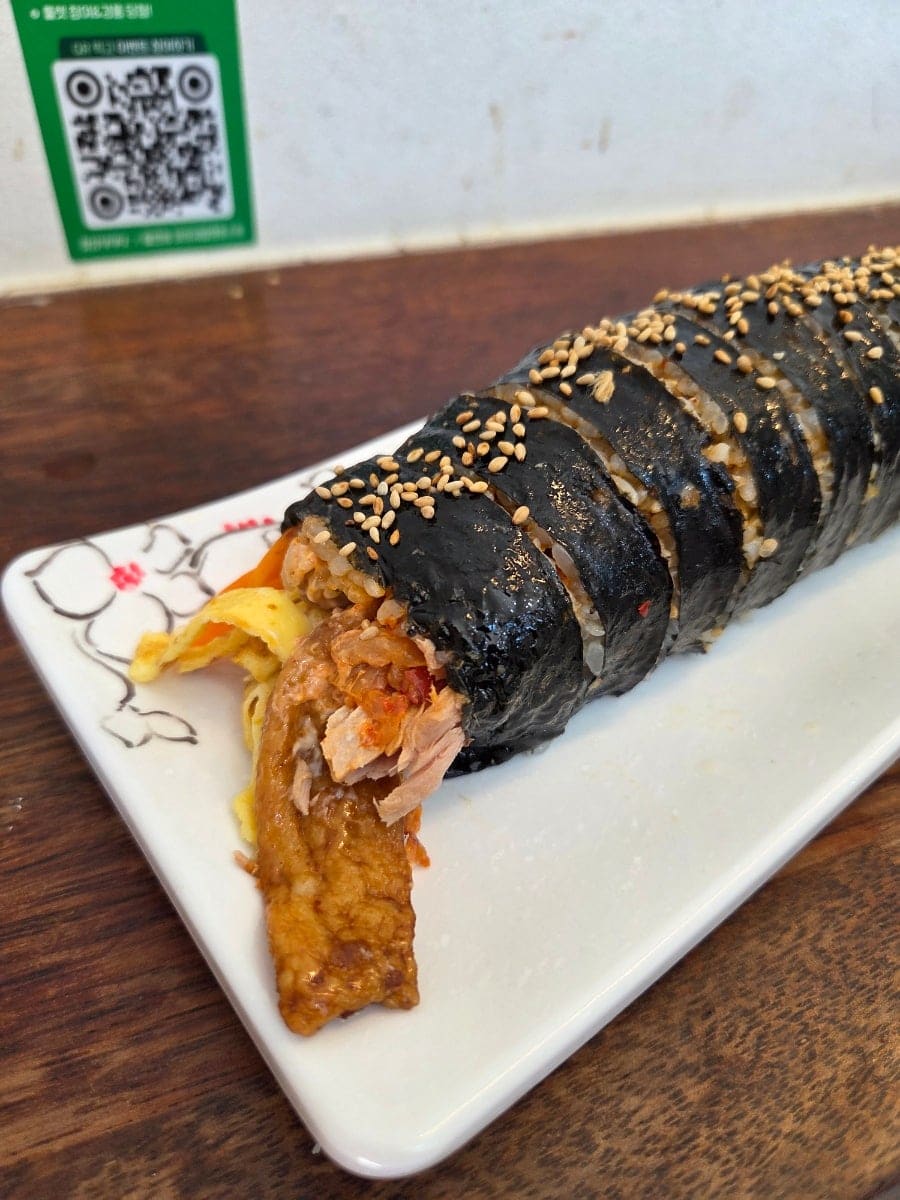 무와 김치, 참치를 채운 롤 요리 한 접시입니다. 블루리본에 오른 곳이라는 걸 알고 혼밥으로 들렀다는 방문객은, 웨이팅을 감수하고서라도 올 만하다고 남겼습니다.