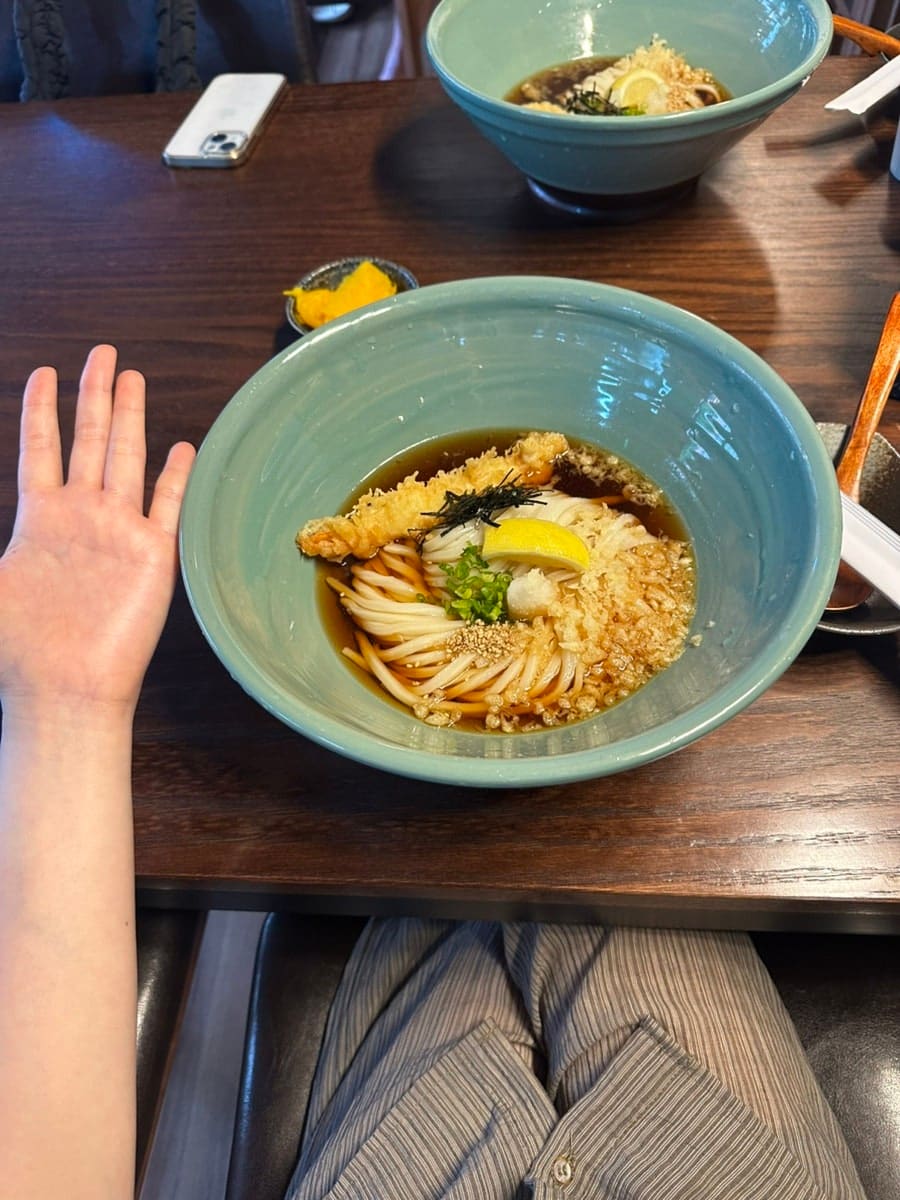 테이블 위에 나란히 놓인 두 그릇의 우동입니다. 연희동 하루 코스로 이곳과 다른 카페를 함께 묶어 소개한 방문객은,