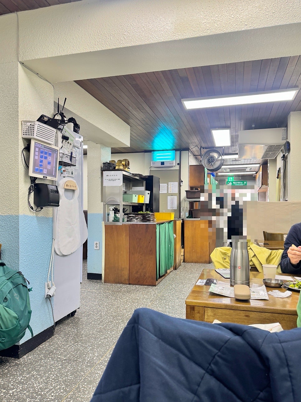 84jadu가 남긴 사진입니다. 입구 벽면이 '능동미나리' 앞으로 쓴 연예인 사인들로 빼곡하고,