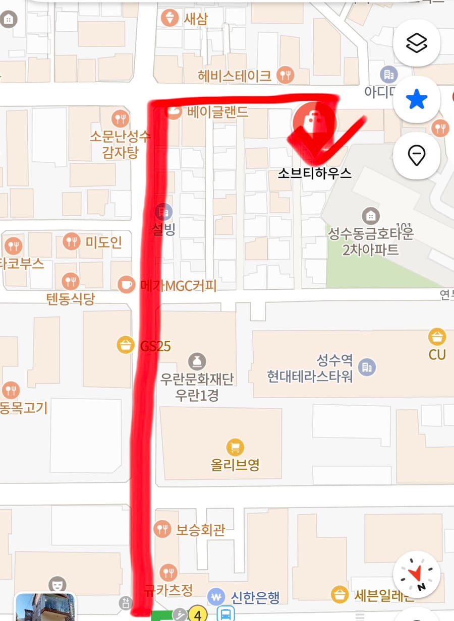 matoo_가 촬영한 솥테아하우스의 입구와 내부입니다. 말랑이로 가득 찬 입구와 따뜻한 분위기의 매장을 담았습니다. 성수동 골목에서 만나는 감성적인 티 카페의 정체성이 느껴집니다.