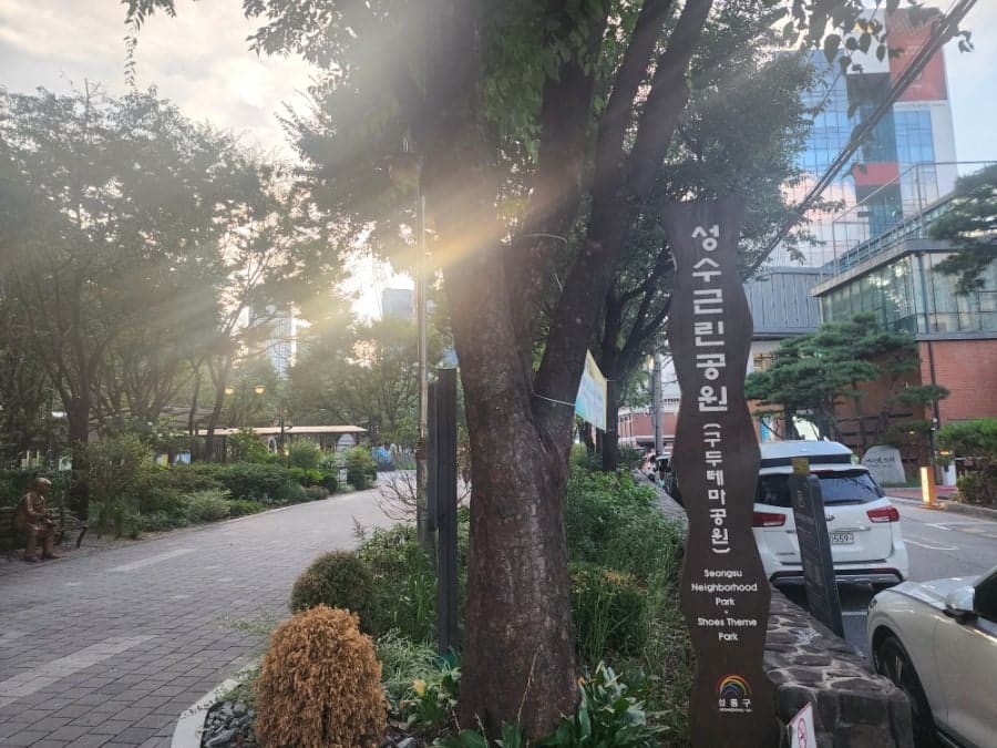 popcorn2999가 촬영한 연무장길의 중간 지점입니다. 골목을 더 깊이 들어선 느낌을 담았습니다. 매장들과 거리의 분위기가 보여집니다.