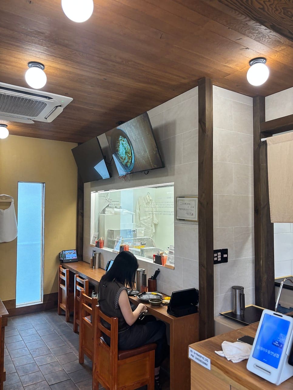 세련된 인테리어와 쾌적한 환경을 보여줍니다. 블로거는 일본풍 인테리어, 넉넉한 에어컨, 좋은 음악이 마치 일본 여행 같은 기분을 준다고 적었고, 연남동 데이트 장소로 추천했습니다.