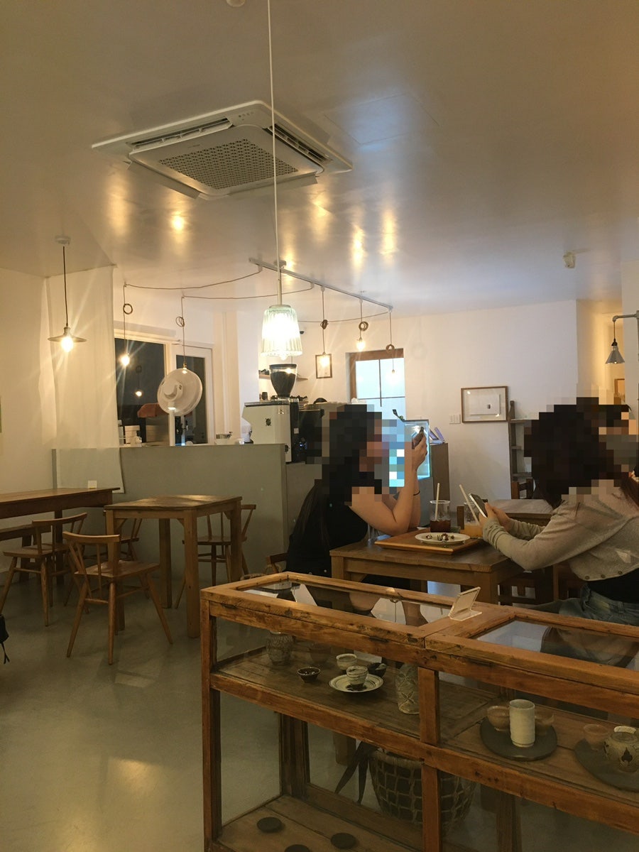 workoos는 과하지 않고 감각적인 소품들과 은은하게 떨어지는 펜던트 조명, 중간중간 배치된 식물들이 주는 온기가 매력적이었다고 적었고,