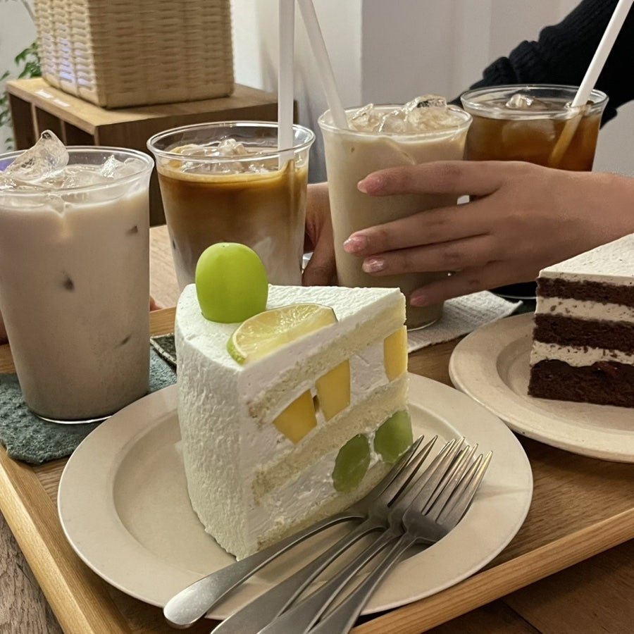 chouxs_restaurant는 시트 사이사이에 잘 익은 망고와 싱싱한 샤인머스캣이 아낌없이 채워진 망고샤인케이크를 두고 상큼한 과일과 부드러운 생크림의 밸런스가 조화롭다고 적었…