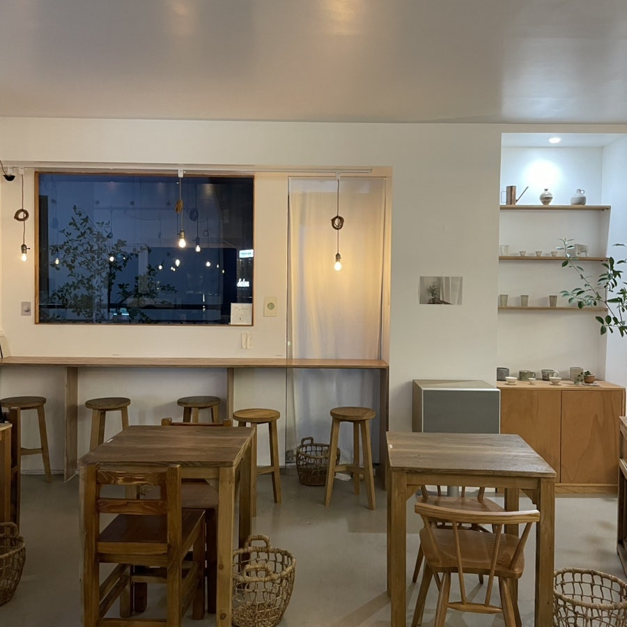 chouxs_restaurant는 시트 사이사이에 잘 익은 망고와 싱싱한 샤인머스캣이 아낌없이 채워진 망고샤인케이크를 두고 상큼한 과일과 부드러운 생크림의 밸런스가 조화롭다고 적었…