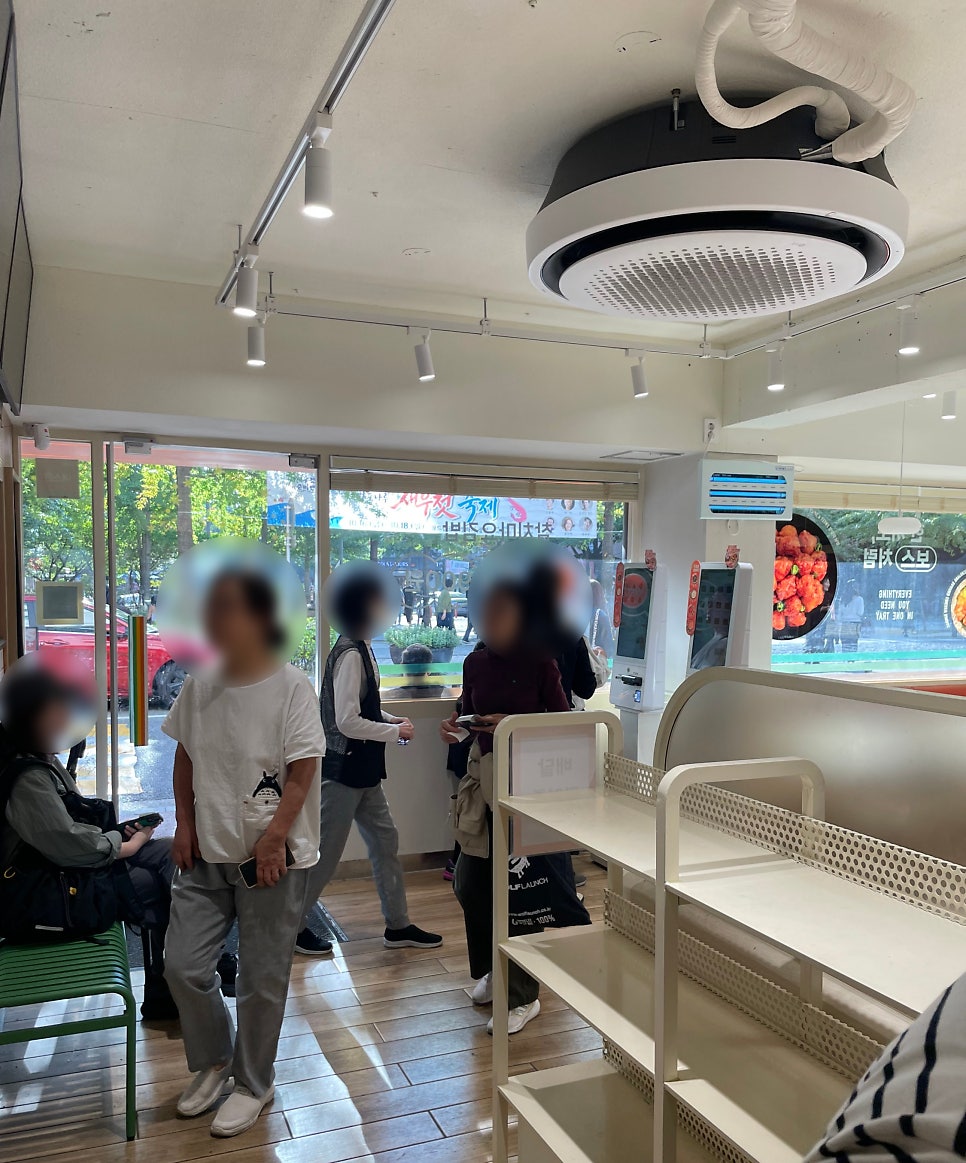 chahj3840은 매장이 주황색 간판이라 멀리서도 눈에 확 띄었고 야외 테이블이 있어 날씨 좋은 날엔 피크닉 온 느낌으로 방문하기 좋다고 적었습니다.