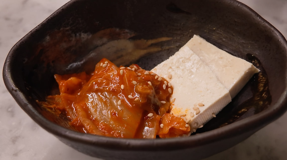 guibin357은 자리에 앉자마자 기본 안주로 두부김치를 받았는데 맛있어서 금방 먹어 버렸다고 적었고,
