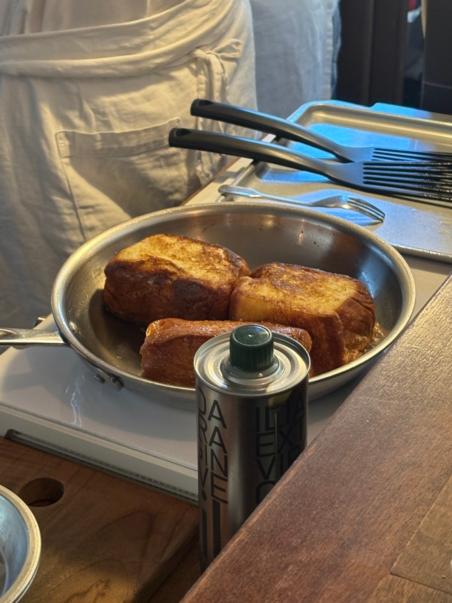 bu2log는 비주얼도 맛도 대존맛이었다며 프렌치토스트가 폭신하고 보들보들했다고 적었고, 블로그를 쓰다가 또 먹고 싶어져서 사진을 더 추가한다고 했습니다.