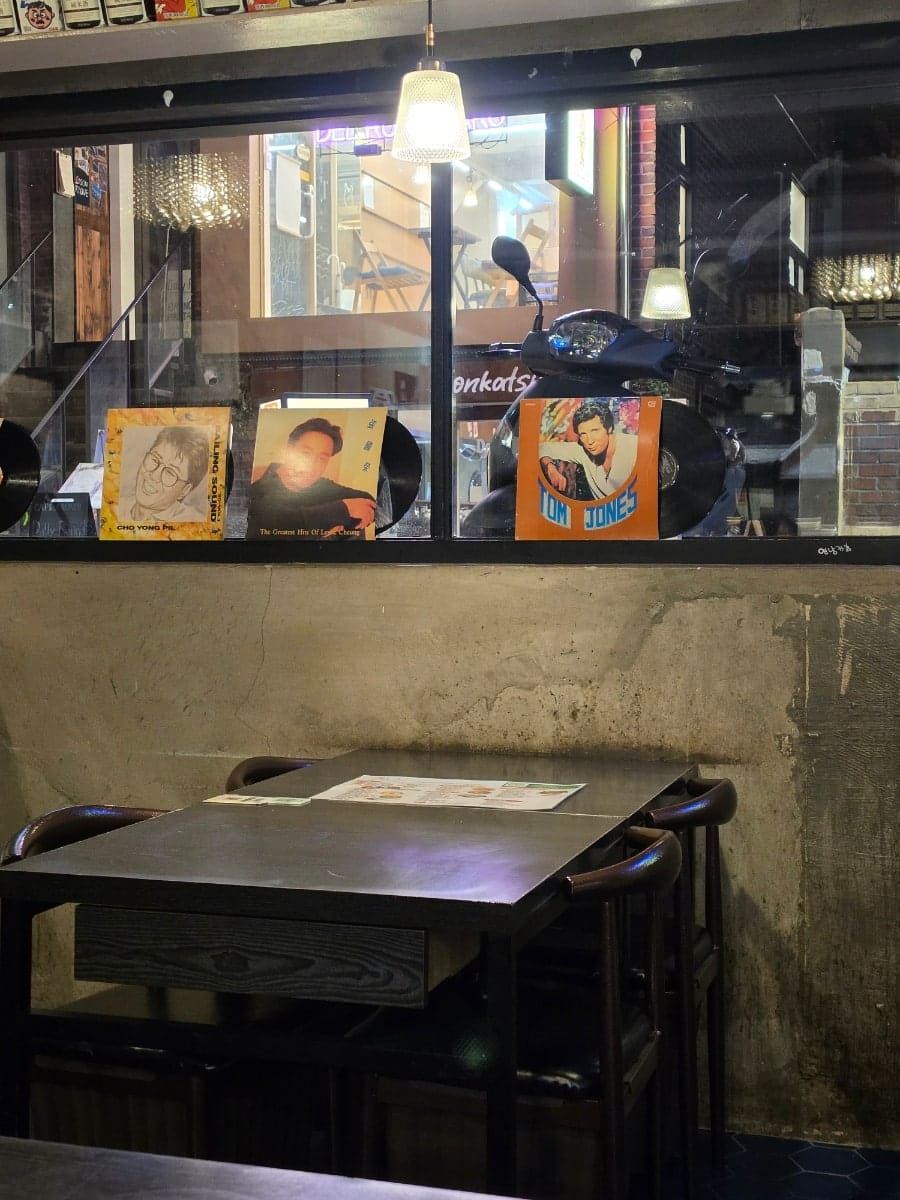 kokoko1999는 내부에 다찌석과 테이블이 있어서 혼밥도 좋아 보이고 일본 느낌이 낭낭하다고 적었습니다. 사진에는 주방을 마주한 바 테이블과 높은 의자,