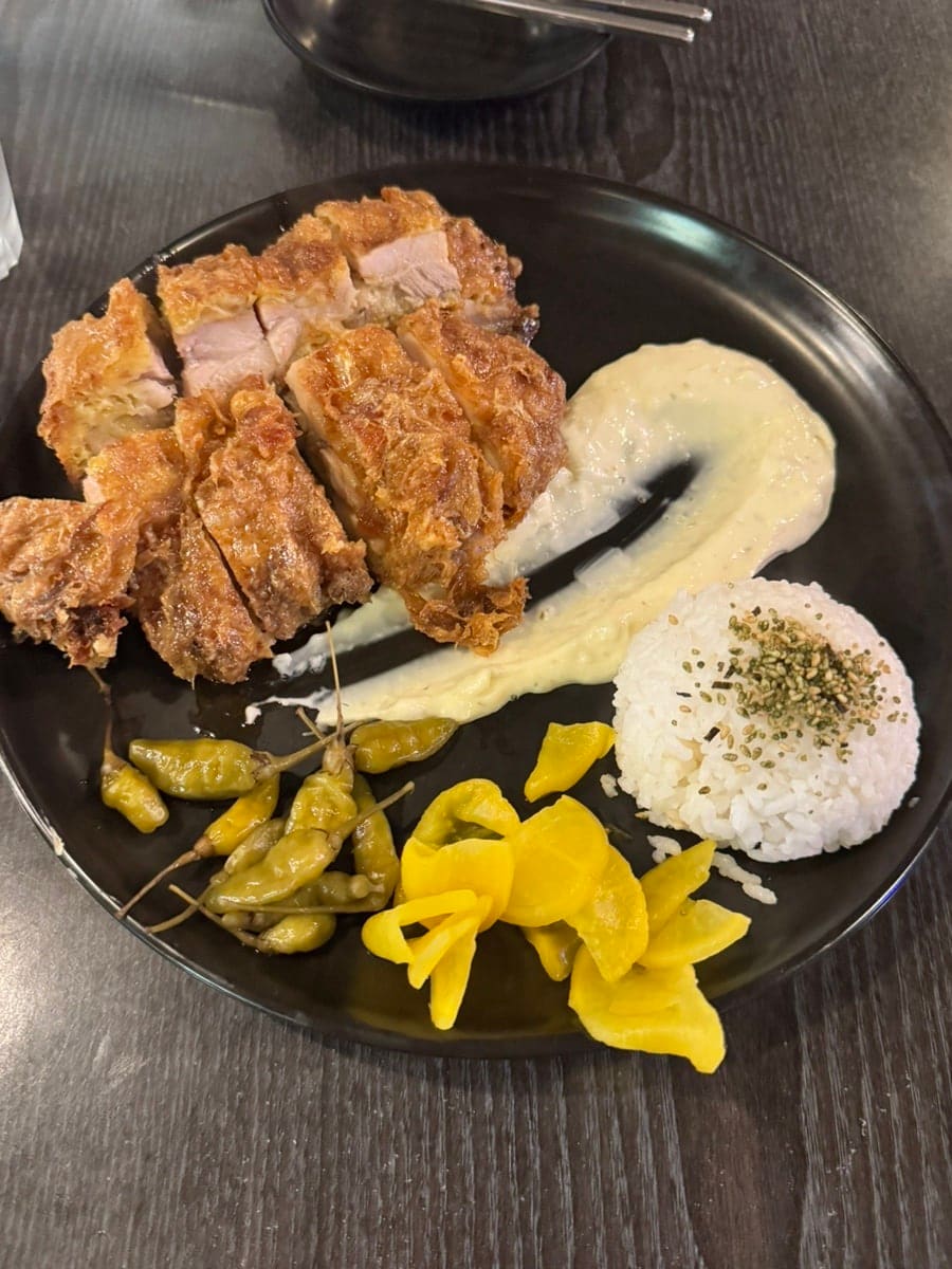 enjoy_597은 1차에서 간단히 먹고 배가 고파 든든한 2차 메뉴를 찾다가 카쿠시타에 들렀다고 적었습니다. 소스를 두른 카츠와 밥과 절임이 담긴 접시,