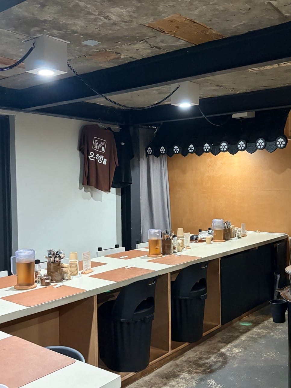 chaelinizilong이 두 번 방문하고 남긴 사진입니다. 저녁에 지인과 함께 들어갔는데 매장이 깔끔하고 편안한 분위기여서 좋았다고 적었고,