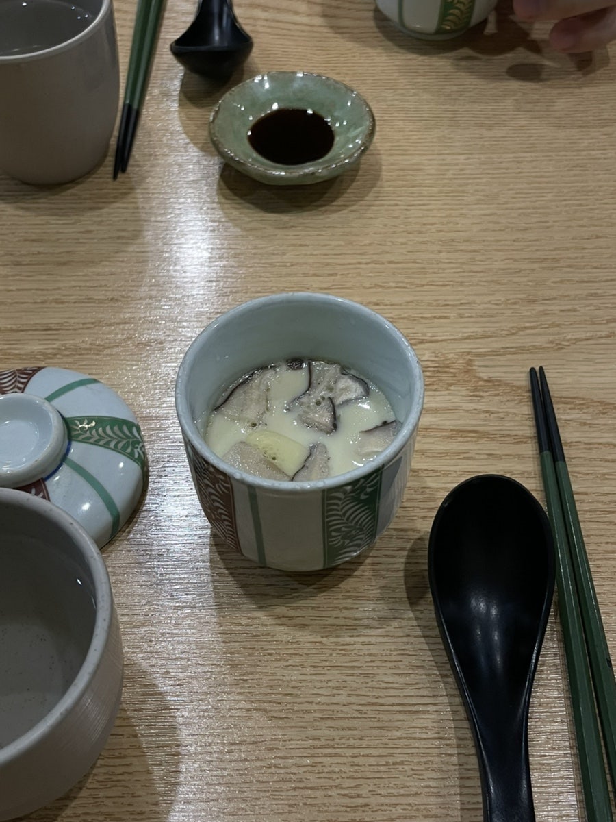 d_h0801은 식전에 나오는 차완무시에 트러플 향이 좋고 버섯도 맛있어 입맛이 돈다고 적었고,