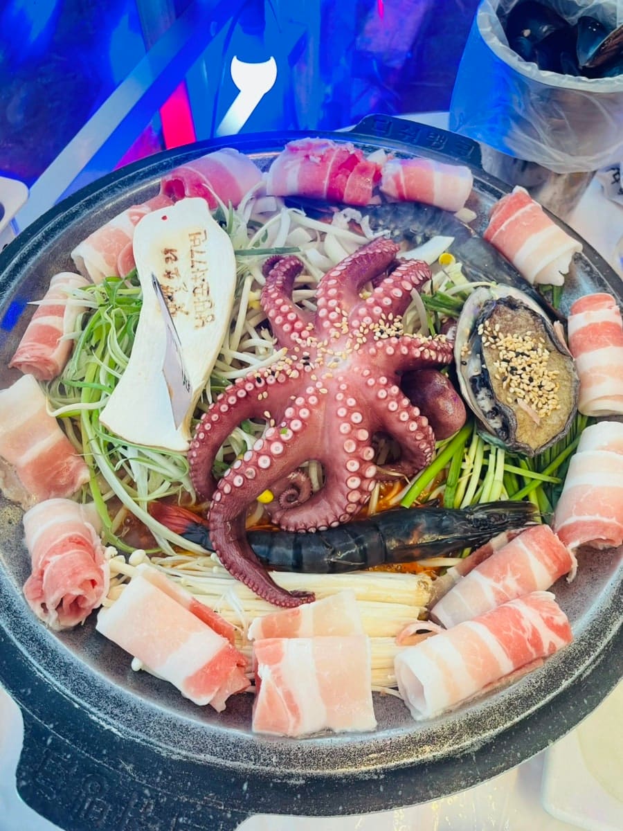 kc1083가 남긴 상차림입니다. 거북선대교가 보이는 바다뷰 자리에 앉자마자 돌문어해물삼합과 딱새우회가 연달아 나왔고, 스피드가 빠르다며 놀란 후기를 남겼습니다.