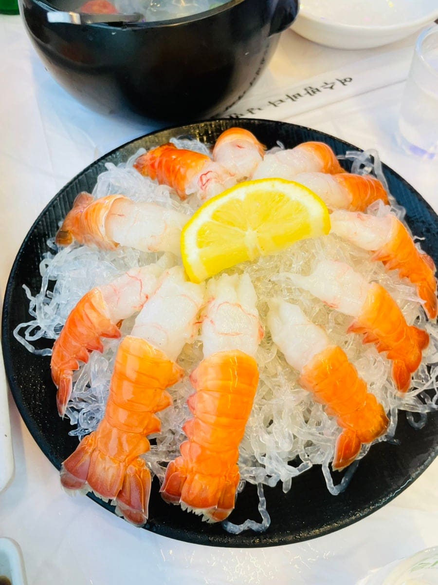 kc1083가 남긴 상차림입니다. 거북선대교가 보이는 바다뷰 자리에 앉자마자 돌문어해물삼합과 딱새우회가 연달아 나왔고, 스피드가 빠르다며 놀란 후기를 남겼습니다.