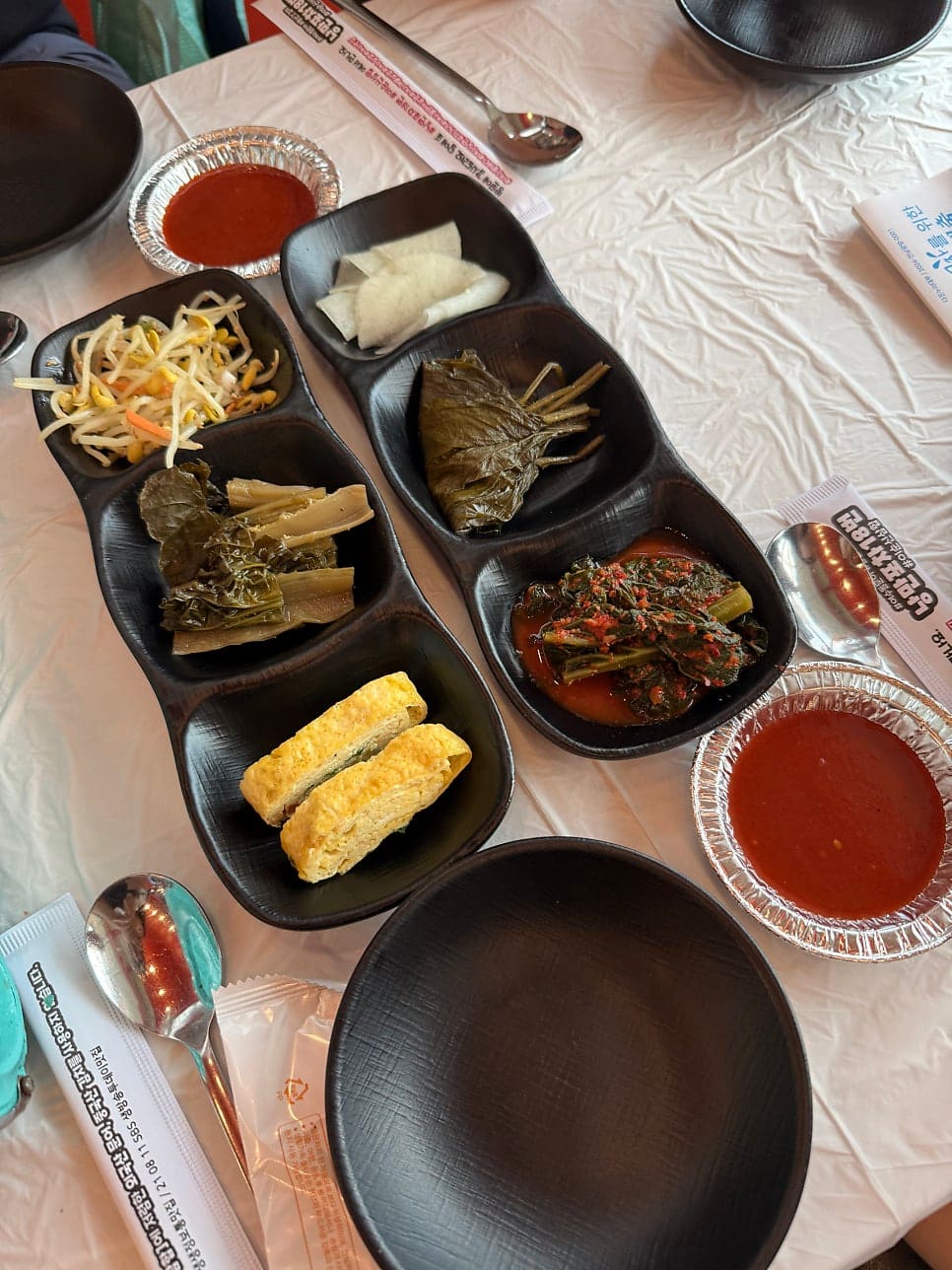 binbinmom1720이 담은 낮 시간대 실내와, 삼합이 나오기 전 먼저 자리를 채운 반찬 그릇입니다. 콩나물무침과 깻잎장아찌, 계란말이가 나란히 놓였는데,