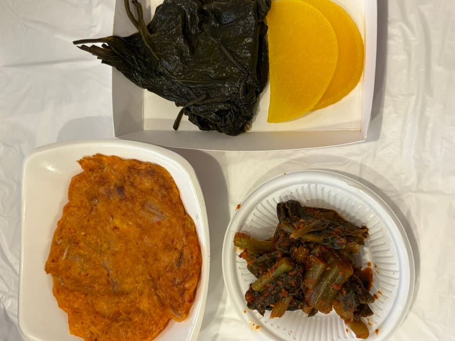 nurnur365가 남긴 상차림입니다. 돌문어삼합과 딱새우 접시마다 '100도포차'라고 적힌 종이 깃발이 꽂혀 있고,