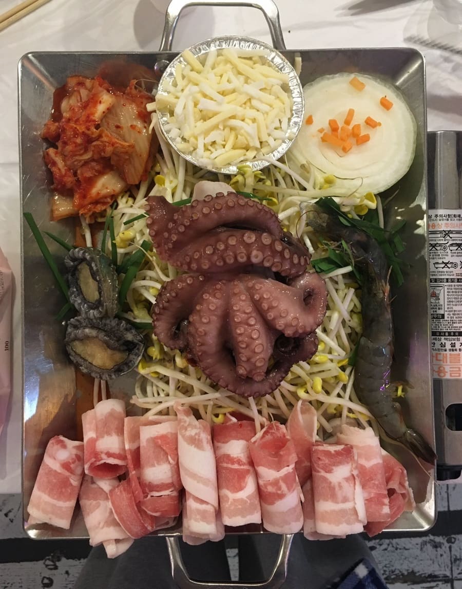 jeongmang2가 담은 돌문어 해물삼합 상차림과, 여수낭만이슬 소주 한 병입니다. 겉보기엔 푸짐해도 먹을 게 딱히 없더라는 솔직한 기록과 함께,
