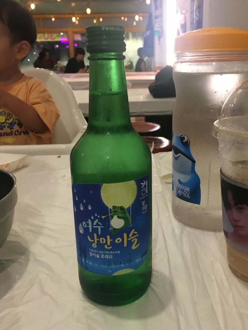 jeongmang2가 담은 돌문어 해물삼합 상차림과, 여수낭만이슬 소주 한 병입니다. 겉보기엔 푸짐해도 먹을 게 딱히 없더라는 솔직한 기록과 함께,