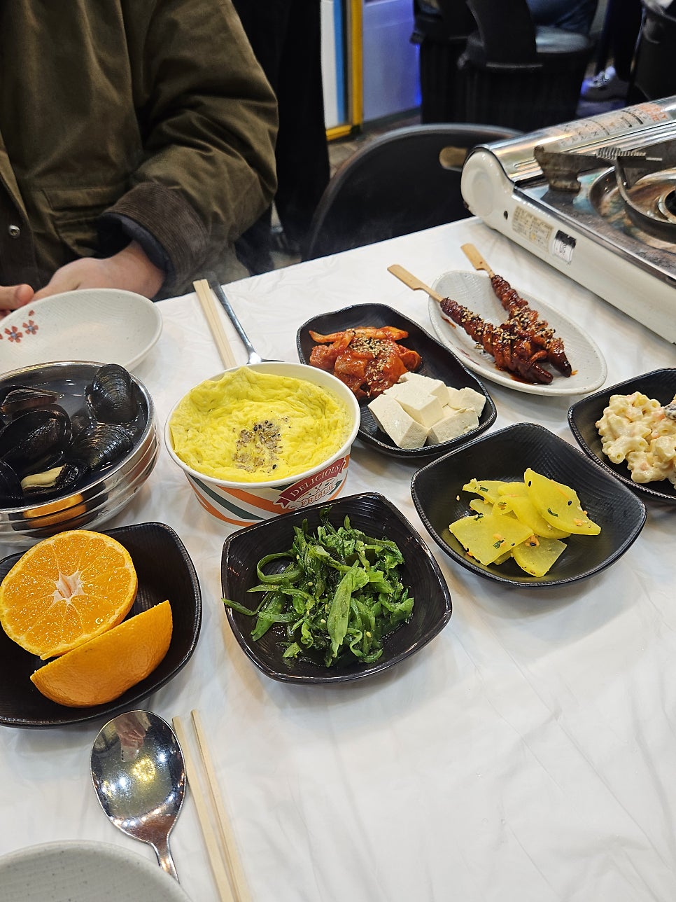kgw1029가 담은 밤의 외관입니다. 초록 네온으로 테두리를 두른 지붕 아래 '낭만 79 포차'라는 노란 글자가 크게 켜져 있고,