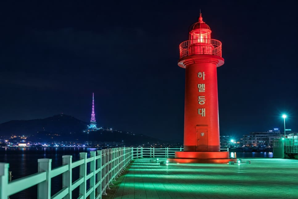azsx523이 담은 거북선대교 하부의 저녁과 인근 하멜등대의 밤입니다. 노을이 걷히자 천막마다 조명이 들어오고, 도보로 이어지는 하멜등대까지 붉게 물듭니다.