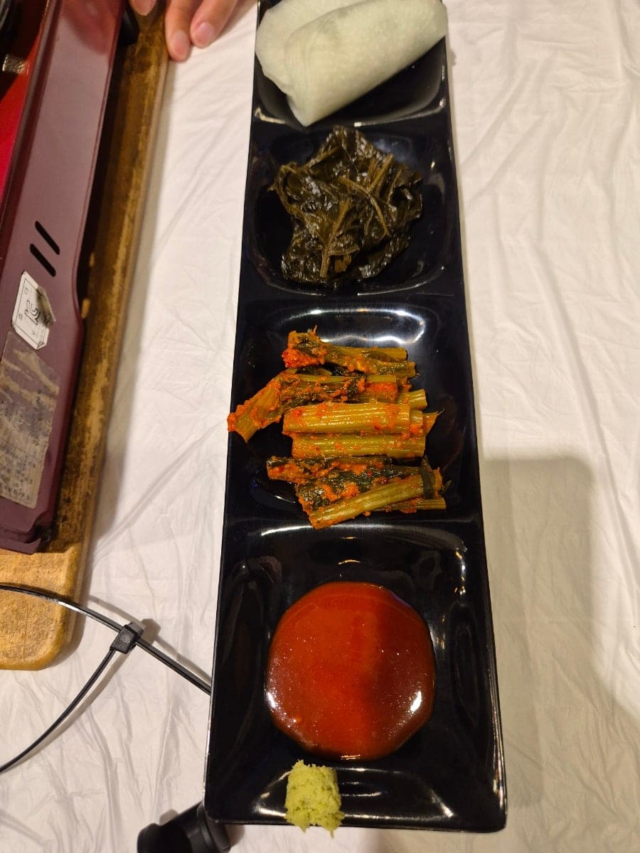 dksgprud12가 담은 해물차돌삼합 상차림과 밑반찬입니다. 전복, 새우, 차돌박이, 문어, 소라, 관자가 한 철판에 가득하고,
