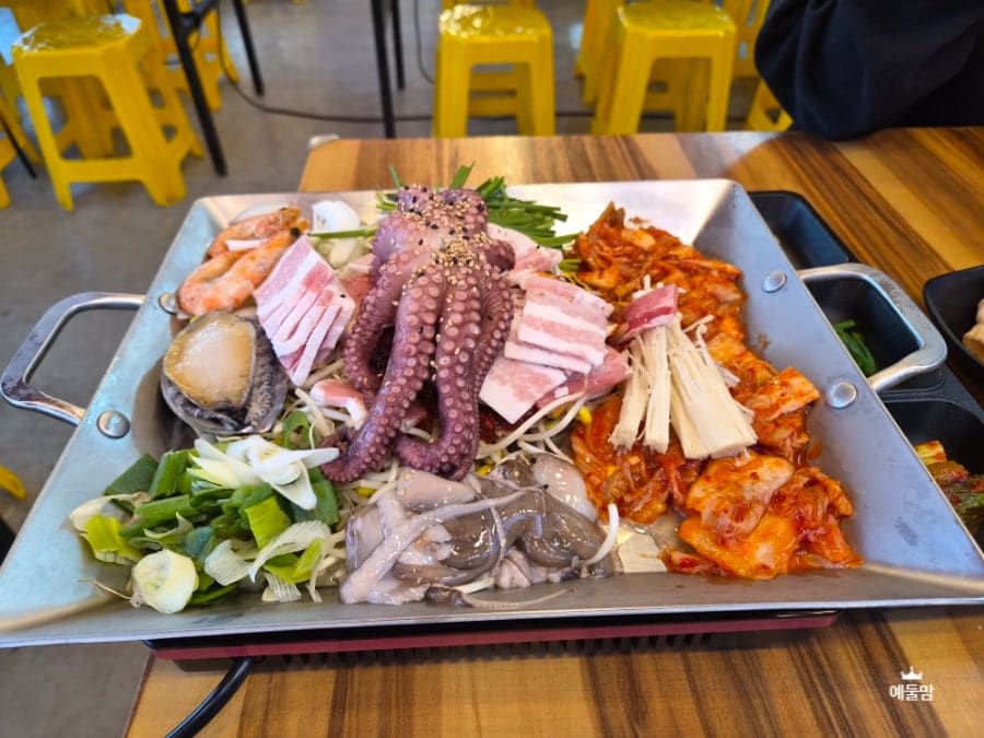 bigmoosister가 눈여겨본 자리입니다. 가게 한쪽에 걸린 손글씨 문구판에는 만사형통,