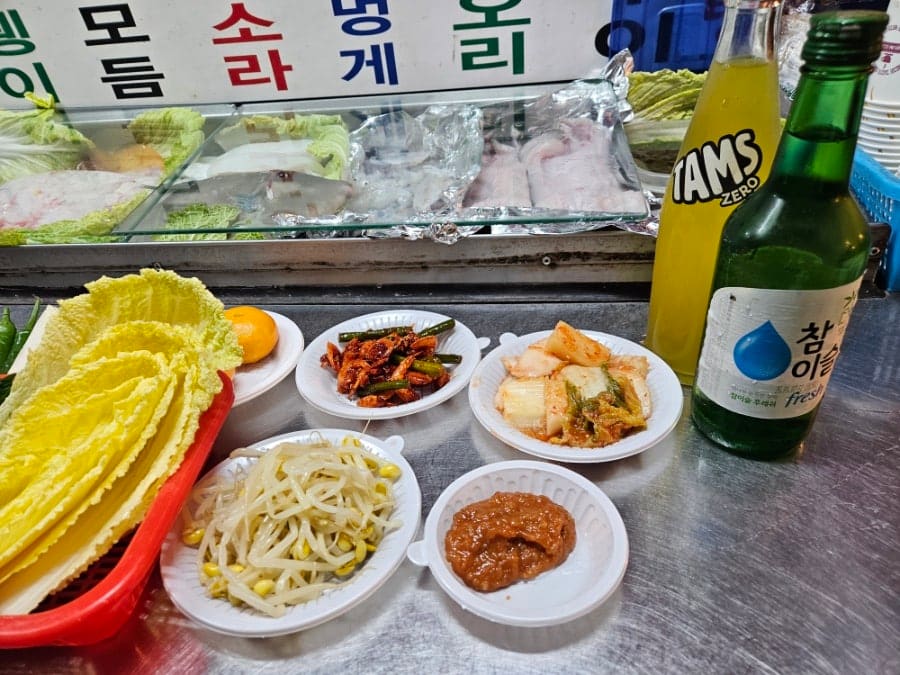 rlaekgp1702가 남긴 겨울 방문 기록입니다. 수족관 앞 테이블에 갓김치와 콩나물,