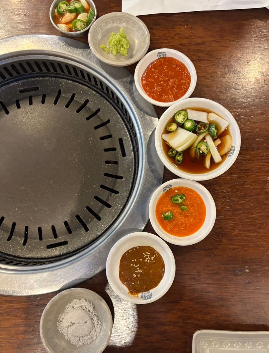leerang_s2는 고깃집인데도 기름기나 매캐한 냄새가 없고 내부가 넓고 쾌적하다고 적었습니다. 테이블마다 불판과 후드가 놓인 홀과,