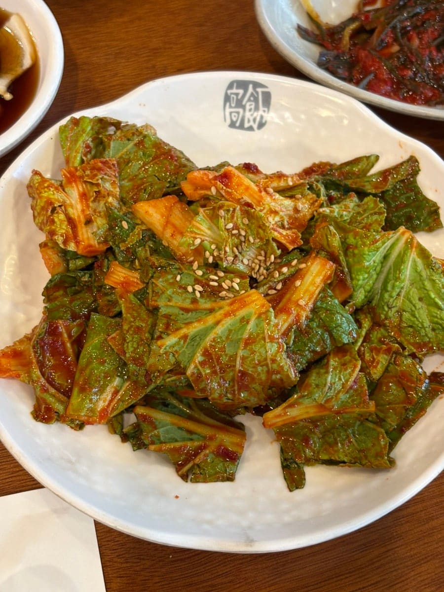 junotes는 서비스로 나온 계란찜과 겉절이가 좋았고 직원이 고기를 직접 구워 주는 점이 가장 기억에 남았다고 적었습니다.