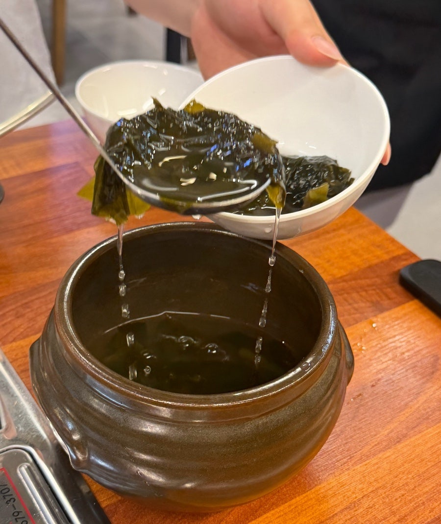 hisyk_는 직원들이 바쁜 와중에도 친절하게 응대해 줘 식사 내내 편안했고, 기본 서비스로 나온 미역국과 생선구이까지 혜자로웠다고 적었습니다.
