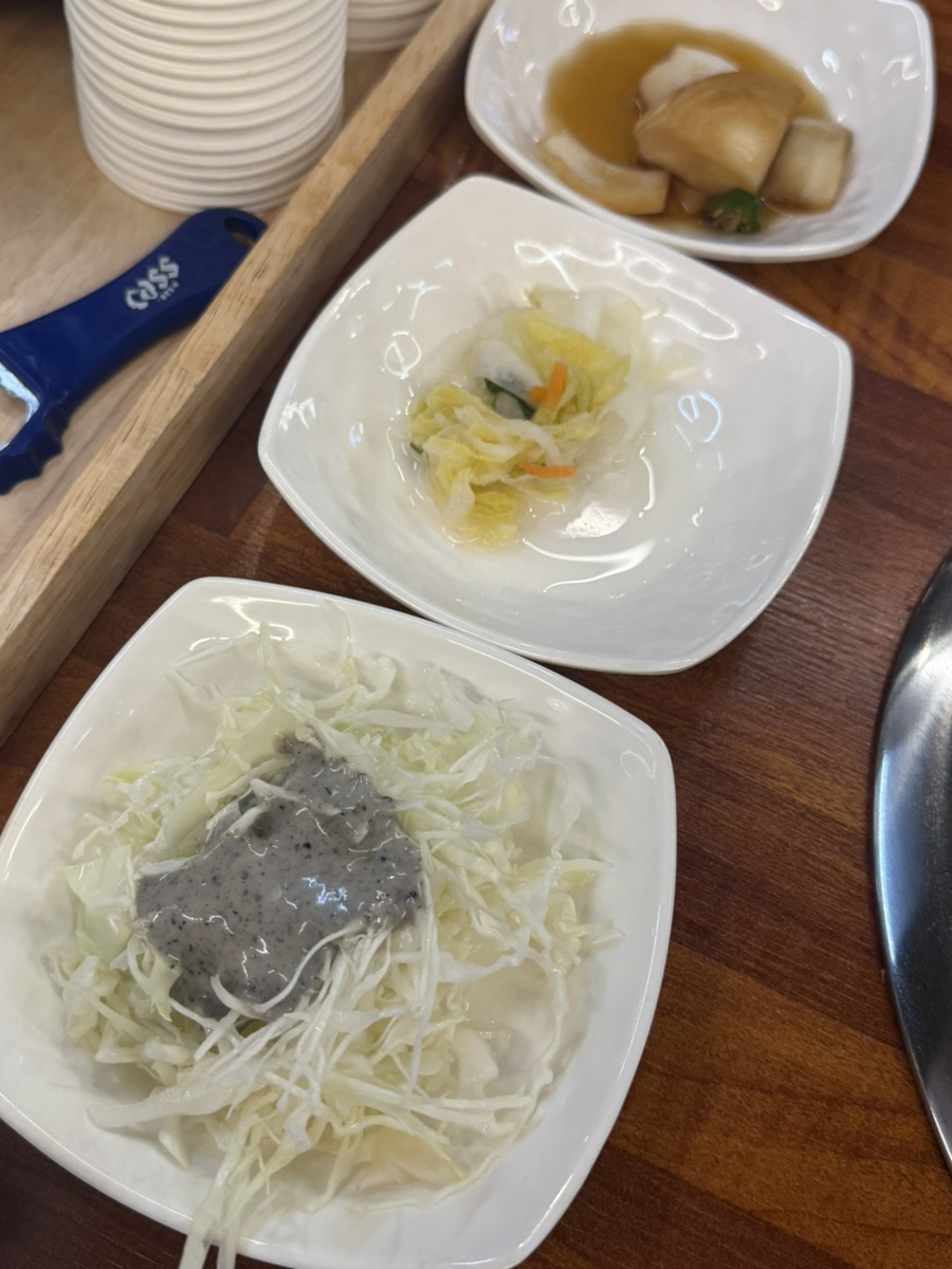 hisyk_는 직원들이 바쁜 와중에도 친절하게 응대해 줘 식사 내내 편안했고, 기본 서비스로 나온 미역국과 생선구이까지 혜자로웠다고 적었습니다.