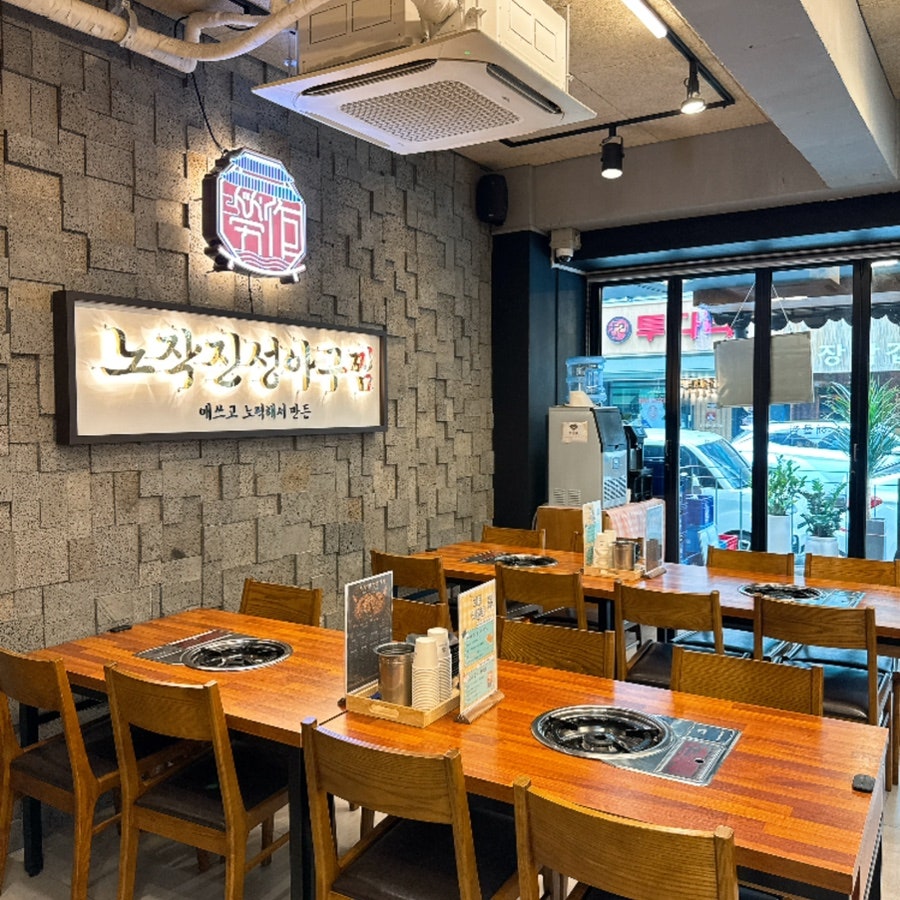 caileeim은 매장이 전체적으로 깔끔하고 쾌적한 분위기라 편안하게 식사하기 좋았고, 안쪽에는 칸막이가 있는 별도 룸도 마련되어 있다고 적었습니다.