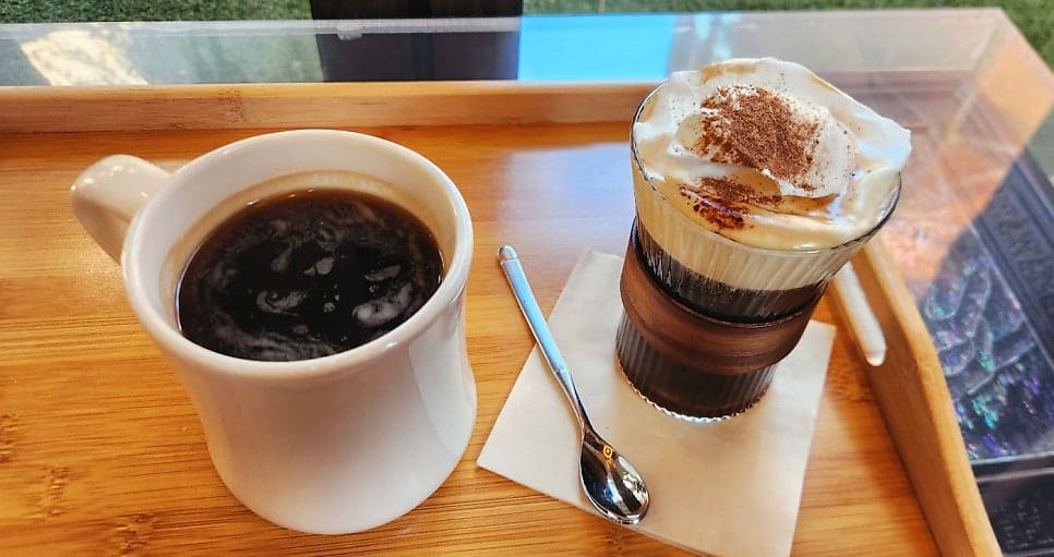 kookua는 아인슈페너의 크림이 넉넉하게 올라가 비주얼부터 마음에 들었고 위의 부드러운 크림과 아래의 쌉싸름한 커피가 잘 어우러졌다고 적었으며,