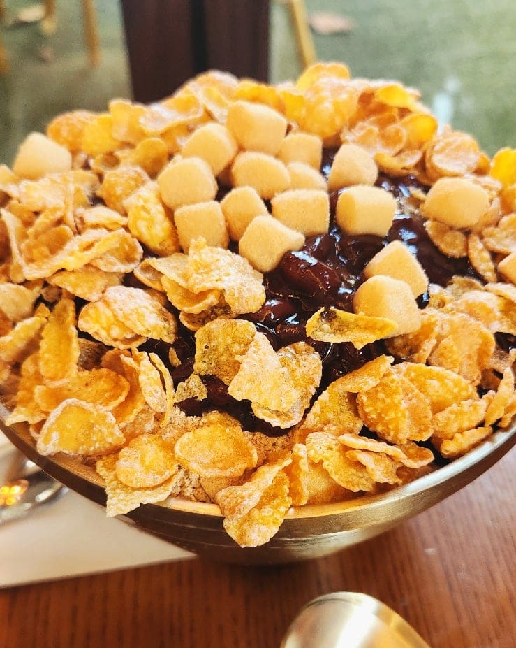 kookua는 아인슈페너의 크림이 넉넉하게 올라가 비주얼부터 마음에 들었고 위의 부드러운 크림과 아래의 쌉싸름한 커피가 잘 어우러졌다고 적었으며,