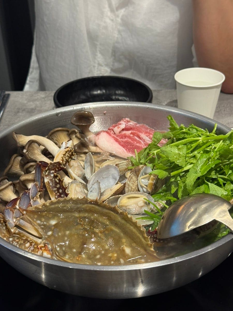 chaeschaes는 친구들과 순한 맑은 육수의 돌문어 샤브전골 세트를 시켰고 문어숙회까지 곁들였다고 적었습니다. 조개와 버섯과 미나리가 담긴 전골 냄비와,