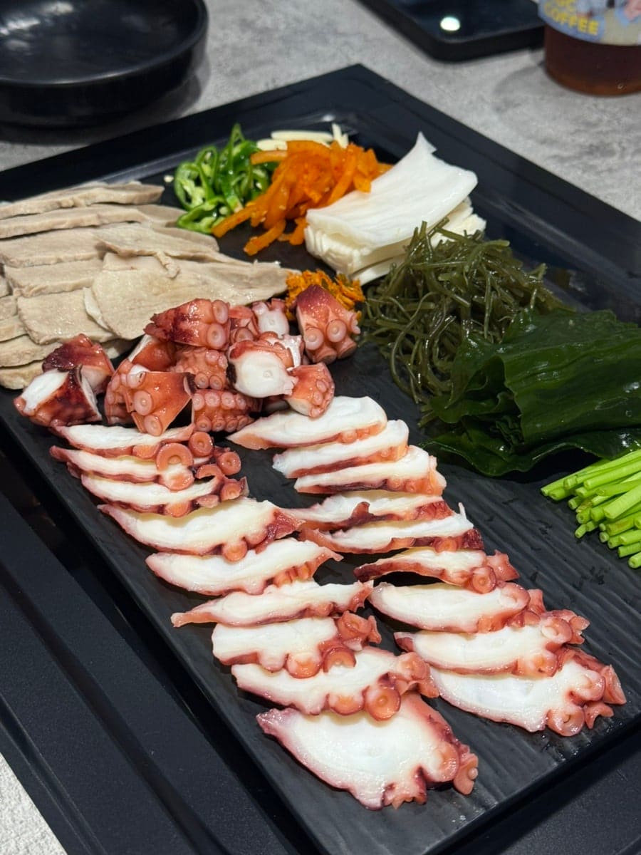 chaeschaes는 친구들과 순한 맑은 육수의 돌문어 샤브전골 세트를 시켰고 문어숙회까지 곁들였다고 적었습니다. 조개와 버섯과 미나리가 담긴 전골 냄비와,