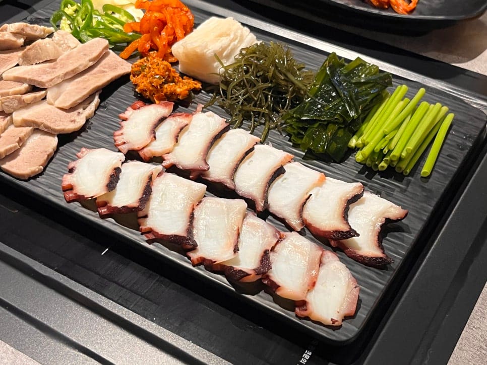 cleostar는 문어숙회부터 무침, 볶음, 샤브전골까지 조리법이 다양해서 색다른 문어 요리를 한 자리에서 맛볼 수 있었다고 적었습니다.
