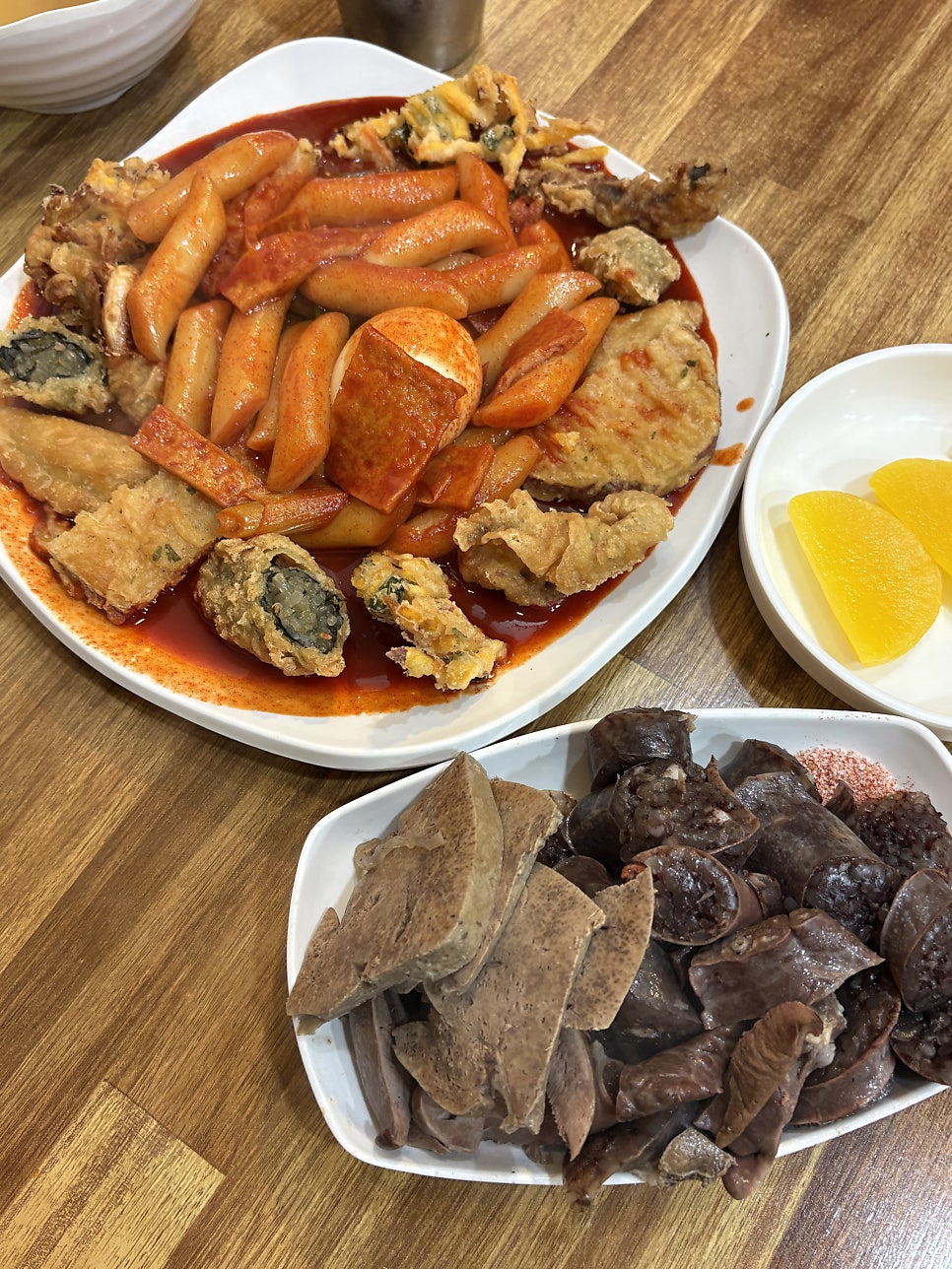 gksdusdn5는 주말에 방문하니 사람이 꽉 차 있고 포장과 배달 주문도 끊이지 않아 완전 동네 찐 맛집 느낌이었다고 적었습니다.