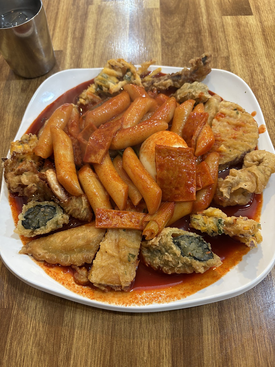 gksdusdn5는 주말에 방문하니 사람이 꽉 차 있고 포장과 배달 주문도 끊이지 않아 완전 동네 찐 맛집 느낌이었다고 적었습니다.