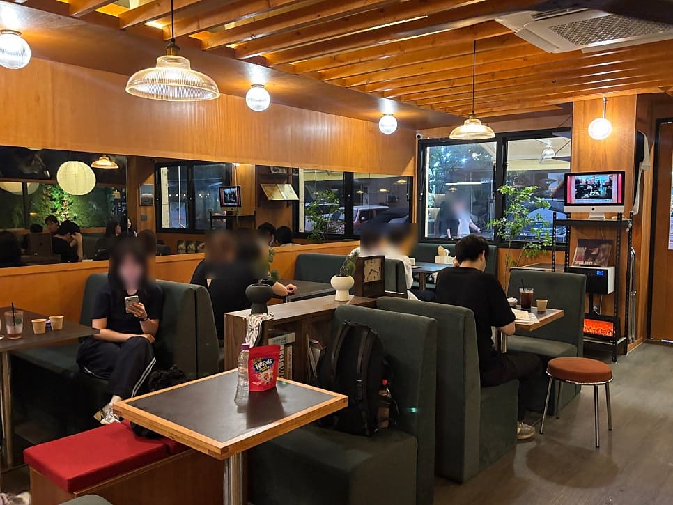 island2449는 토요일 저녁 일곱 시가 넘어 방문했는데도 한 자리가 남아 기다림 없이 들어갔다고 적었습니다. 손님으로 가득 찬 우드톤 실내와 커피부터 빙수,